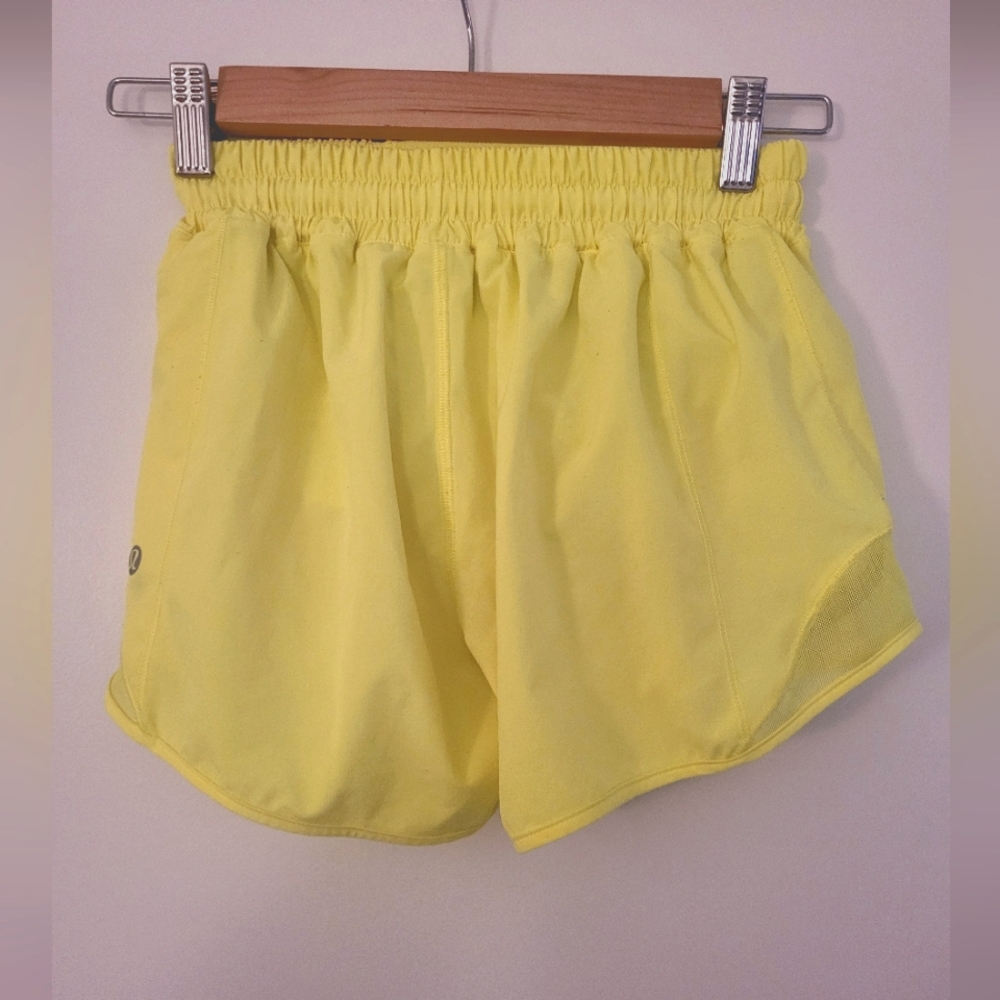 Lululemon Hotty Hot Low Rise Lined Short 2.5.  Size 2